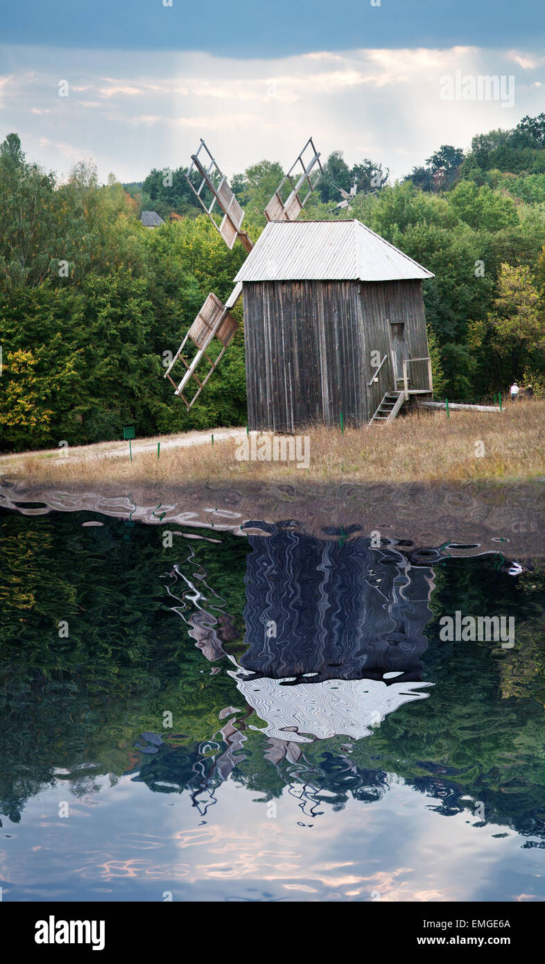 Vecchio Mulino in legno vicino al laghetto da qualche parte nel lato del paese. Foto Stock