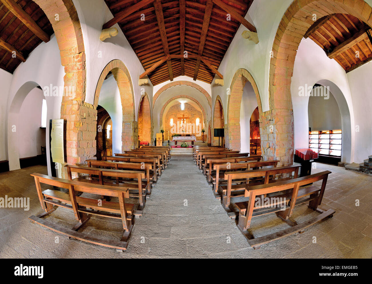 Spagna Galizia: Interno della chiesa romanica di Santa Maria in reale O Cebreiro con ampio angolo di prospettiva Foto Stock