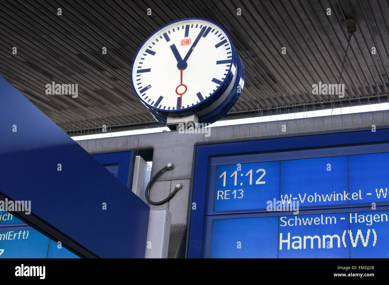 Un Deutsche Bahn Ferrovie Tedesche orologio stazione, Germania Foto Stock