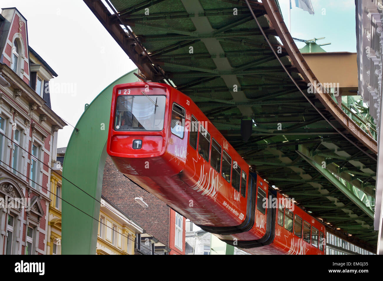 Treno articolato, schwebebahn, ferrovia sospesa, al di sopra del traffico, Vohwinkeler Strasse, Wuppertal, Renania settentrionale-Vestfalia, Germania Foto Stock