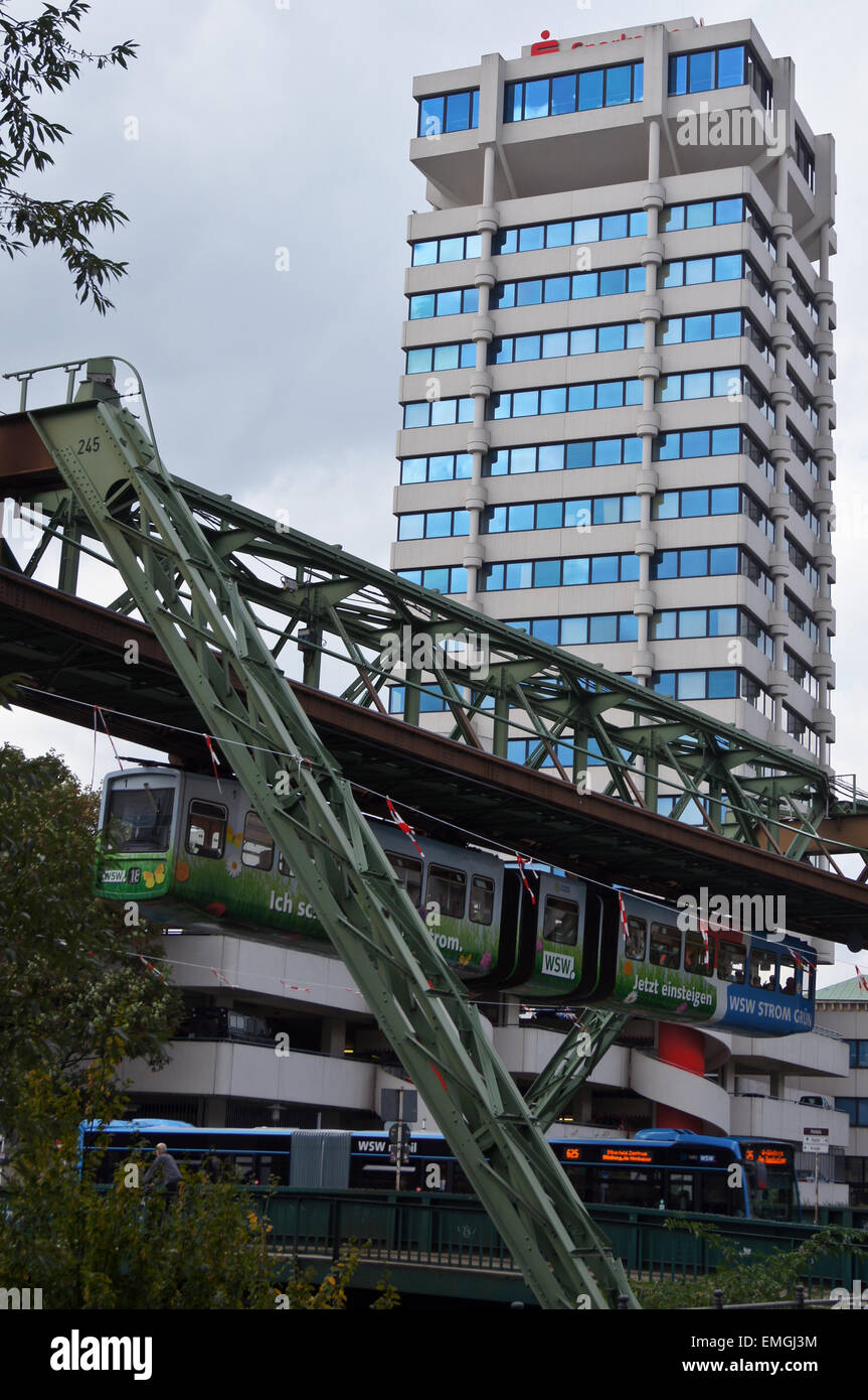 Treno articolato sulla schwebebahn, sospesa dalla stazione ferroviaria, Wuppertal, Renania settentrionale-Vestfalia, Germania Foto Stock
