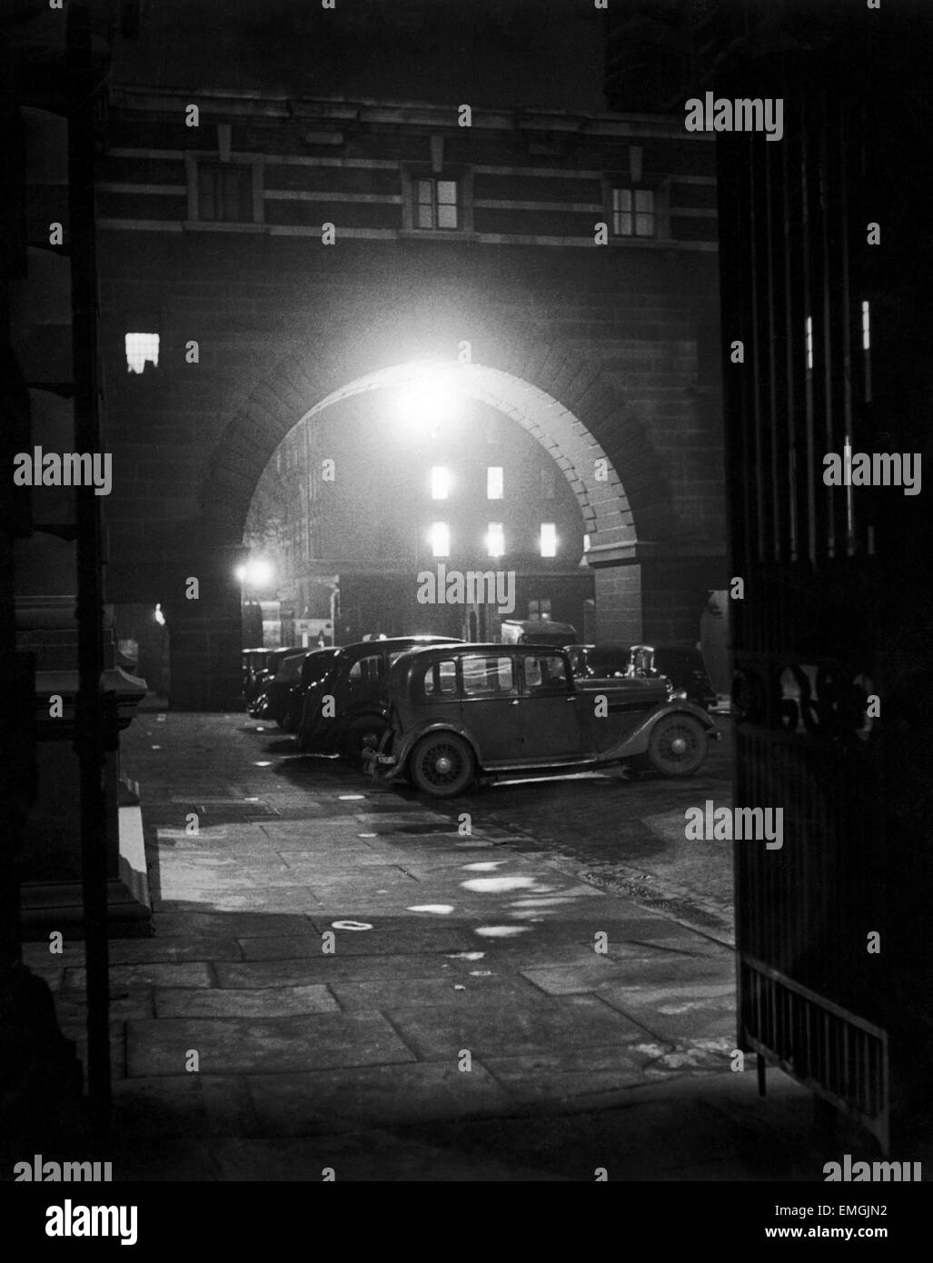 Londra di notte. Vista di automobili parcheggiate fuori il vecchio Scotland Yard, sede dell'Metroplotian Dipartimento di Polizia in Whitehall, Londra, 1948. Foto Stock