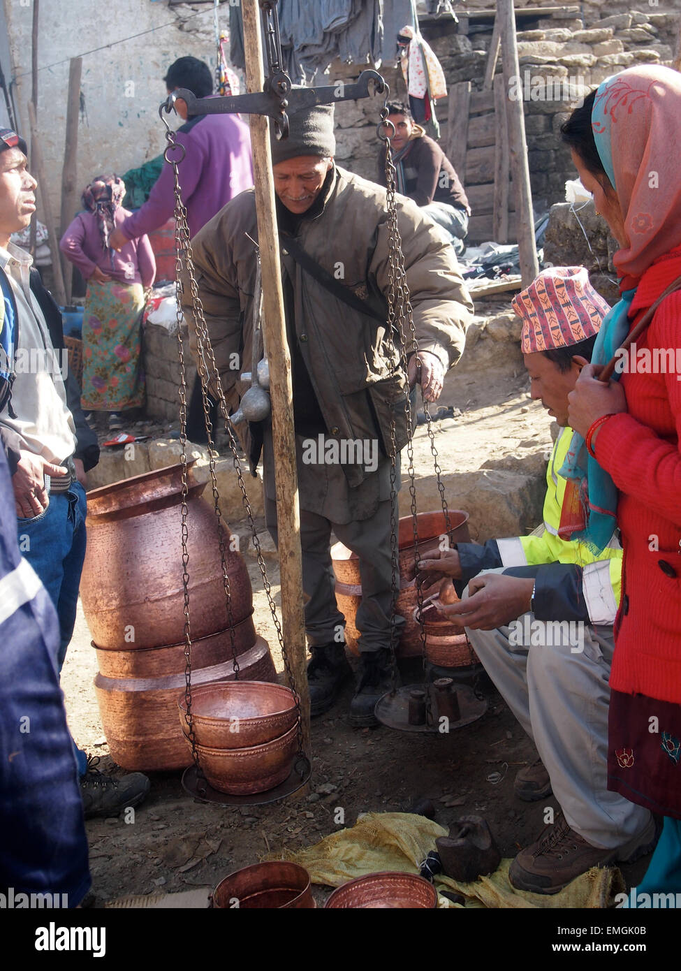 Villaggio Mercato di negoziazione di pesatura Acquistare Vendere Lukla Nepal Asia Foto Stock