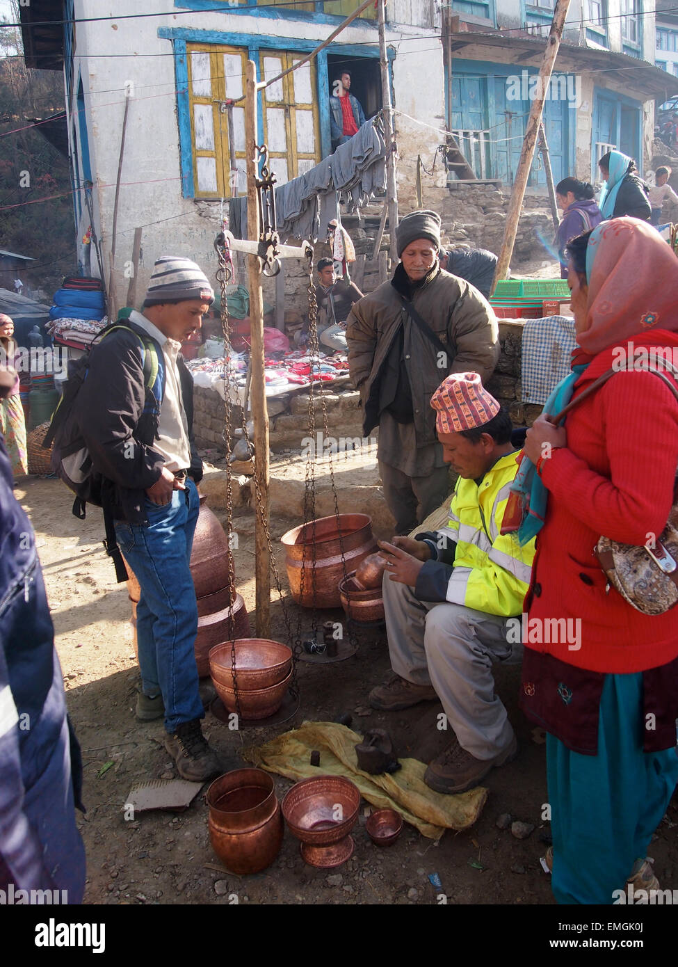 Villaggio Mercato di negoziazione di pesatura Acquistare Vendere Lukla Nepal Asia Foto Stock