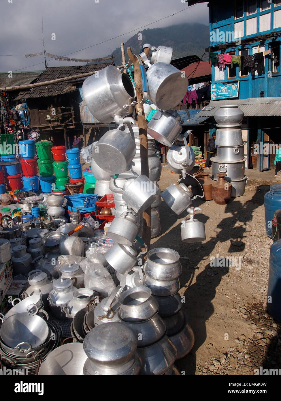 Pentole padelle bollitori Villaggio Mercato Comprare Vendere Lukla Nepal Asia Foto Stock