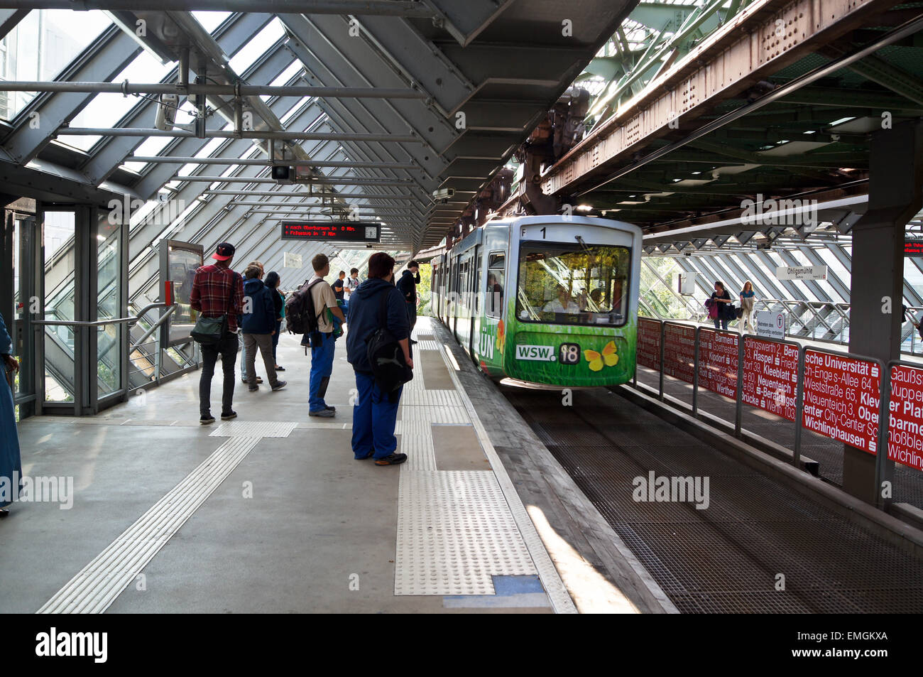 Schwebebahn, sospesa dalla stazione ferroviaria, il treno arriva in corrispondenza di una stazione di Wuppertal, Renania settentrionale-Vestfalia, Germania Foto Stock