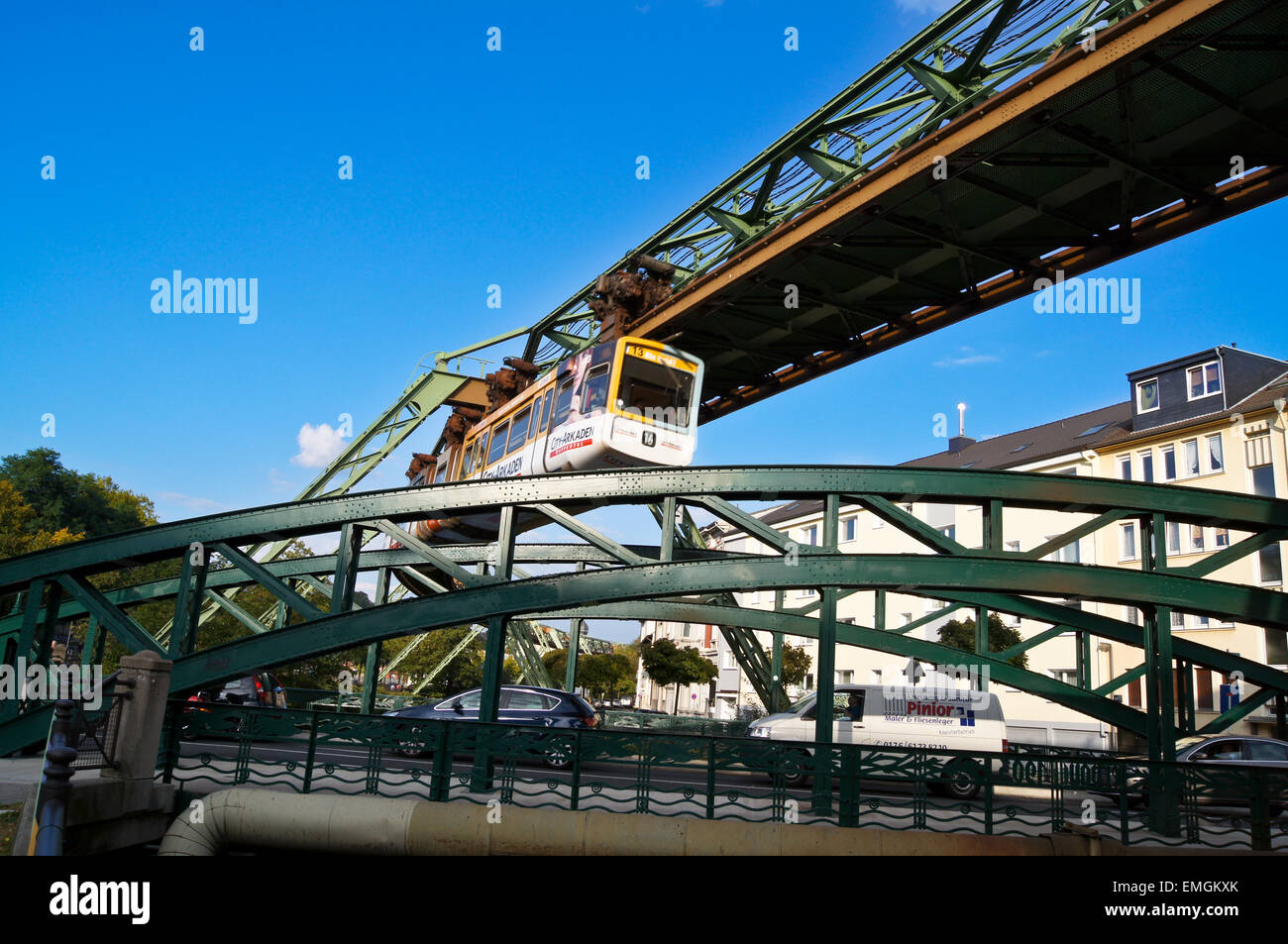 Treno articolato sulla schwebebahn, sospesa dalla stazione ferroviaria, Wuppertal, Renania settentrionale-Vestfalia, Germania Foto Stock