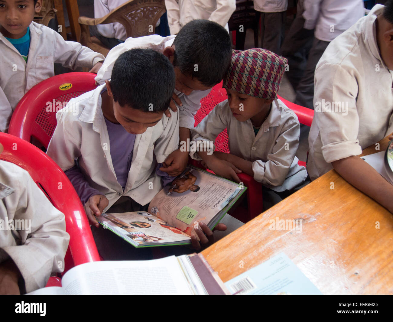 I bambini della scuola educativo lettura prenota Lukla Nepal Asia Foto Stock