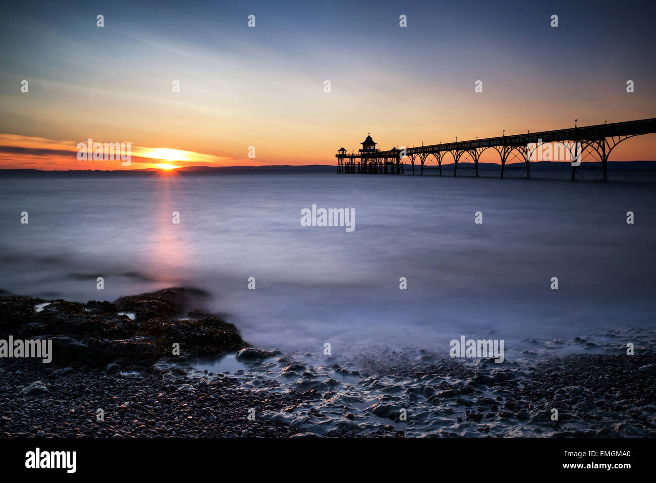 Incredibile esposizione lunga tramonto sull'oceano con pier silhouette Foto Stock