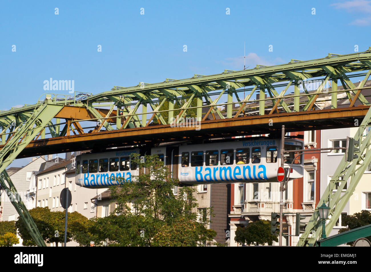 Treno articolato sulla schwebebahn, sospesa dalla stazione ferroviaria, Wuppertal, Renania settentrionale-Vestfalia, Germania Foto Stock