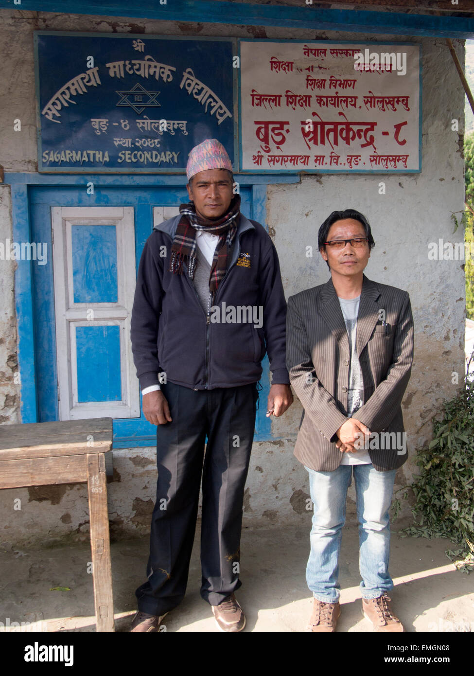 Scuola secondaria Capo Maestro e maestro Lukla Nepal Asia Foto Stock