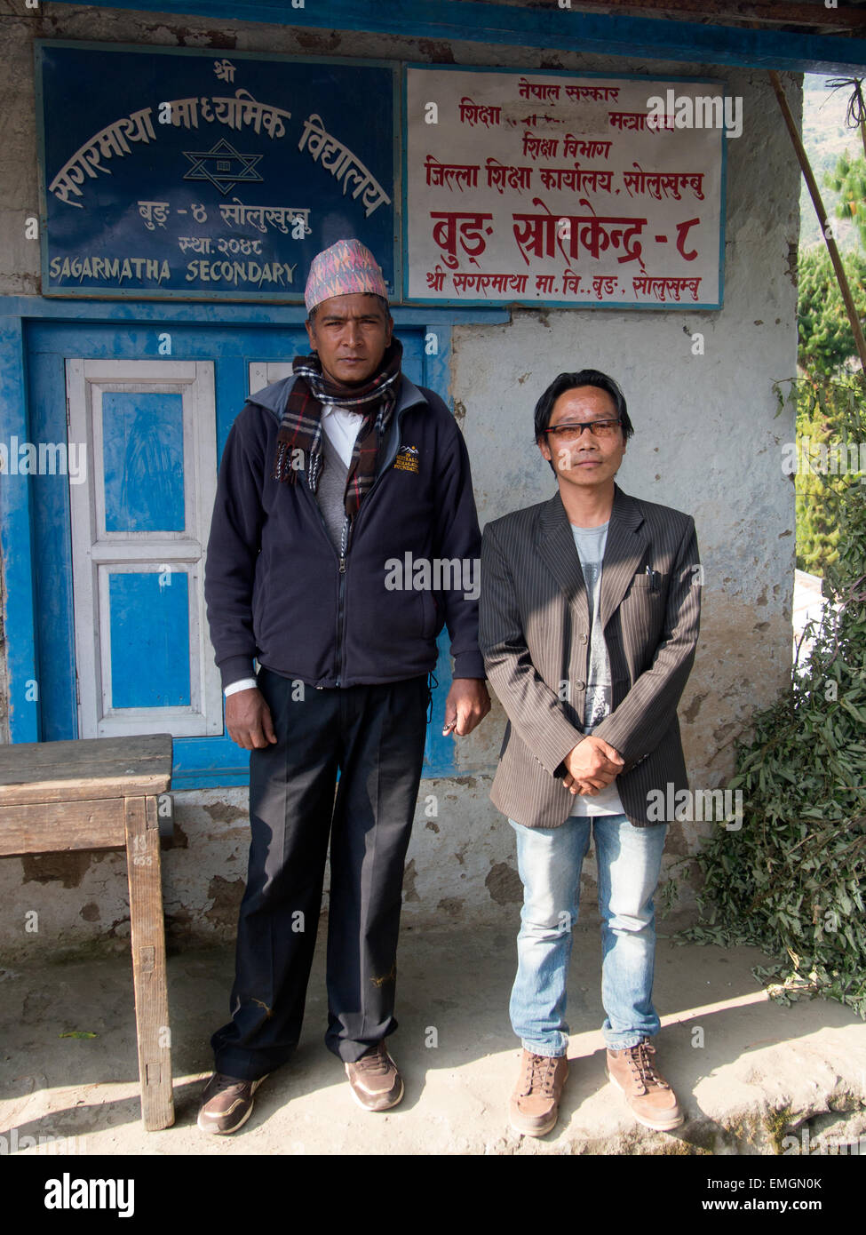 Scuola secondaria Capo Maestro e maestro Lukla Nepal Asia Foto Stock