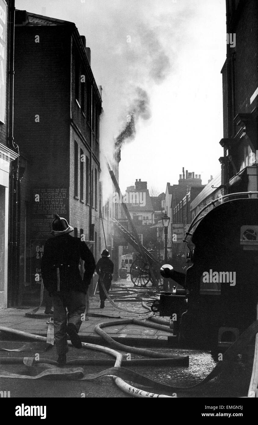 Hampstead Fire. Gli appartamenti di Corte Perrins, Hampstead, dalla quale due ragazze saltato 25 piedi come il fuoco spazzato attraverso l'edificio. Una delle ragazze più tardi morì in ospedale. La nostra immagine mostra: Vigili del Fuoco al lavoro. 12 Aprile 1974 Foto Stock