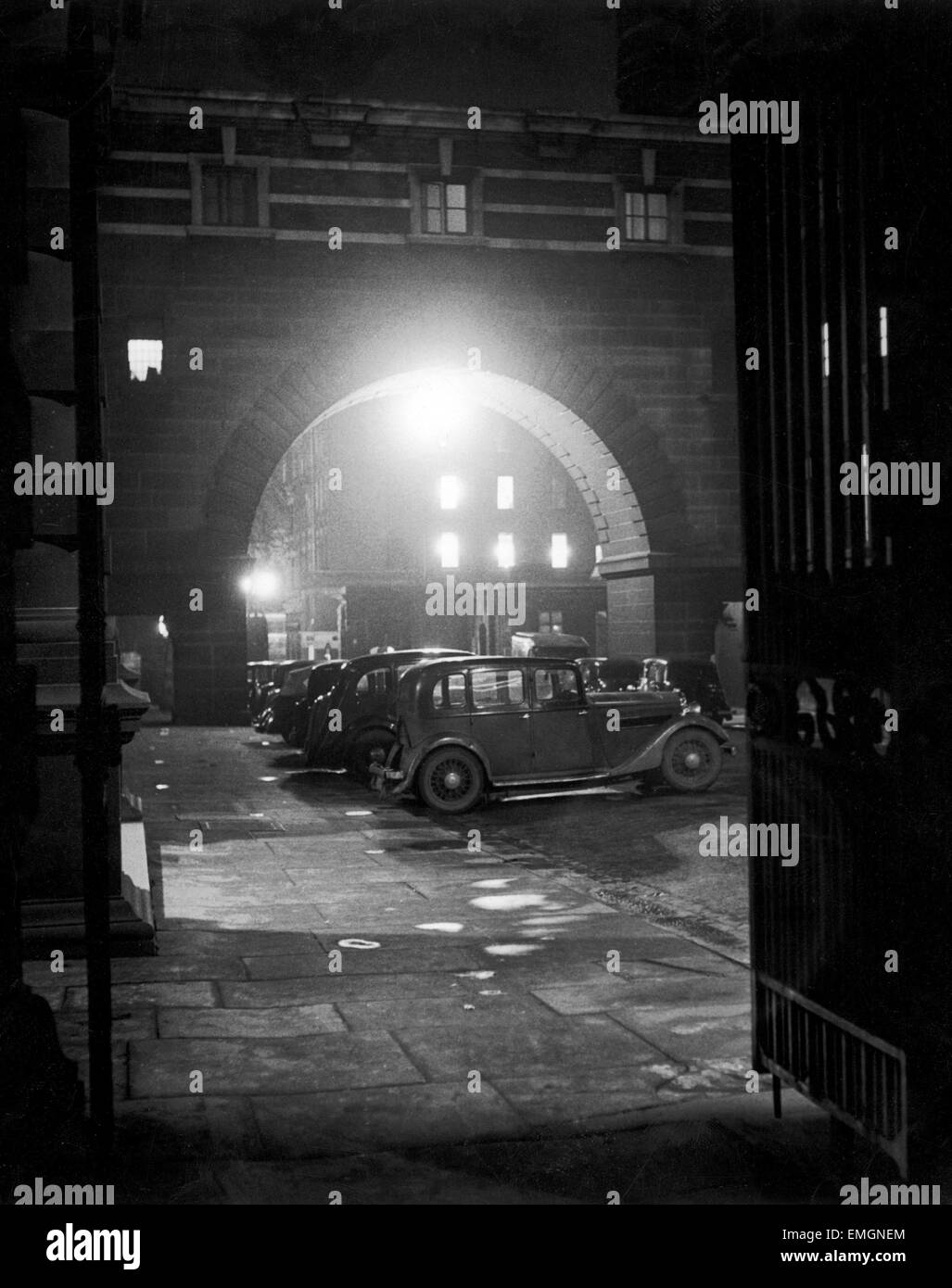 Londra di notte. Vista di automobili parcheggiate fuori il vecchio Scotland Yard, sede dell'Metroplotian Dipartimento di Polizia in Whitehall, 1948. Foto Stock