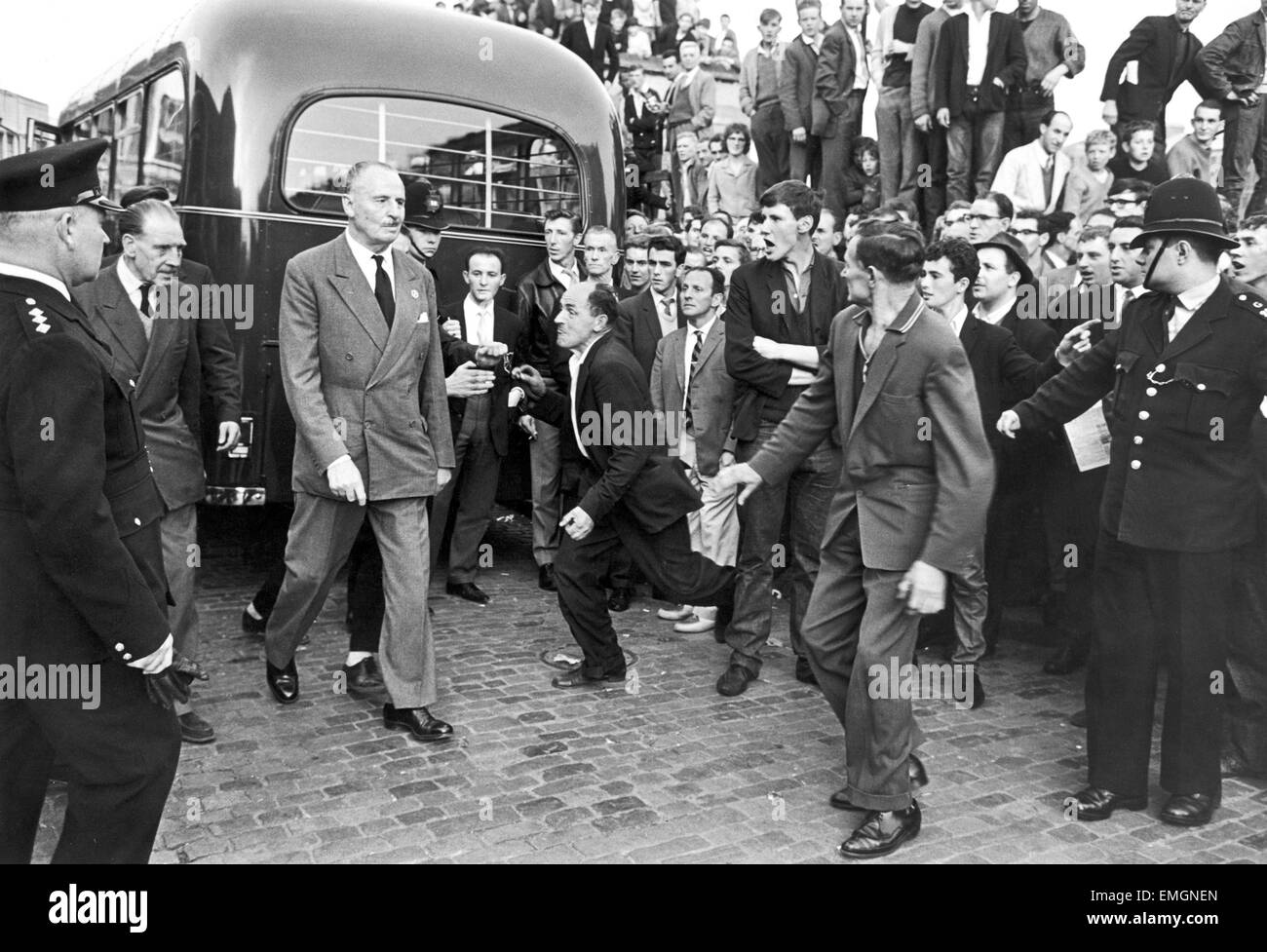 Grande folla riunita in Ridley Road E8 per dimostrare contro l ex leader fascista Sir Oswald Mosley e i membri del suo anti-semita Blackshirt gruppo che aveva previsto un rally in East End di Londra. Mosley e il suo anti-semita Blackshirt sono state assalite e punzonati a terra non appena il suo incontro aperto a Ridley Road, Dalston. La polizia ha chiuso la riunione entro i primi tre minuti e reso 54 arresti uno degli arrestati è stato Sir Oswald figlio di Max. Il 2 agosto 1962 la nostra immagine mostra: Sir Oswald Mosley circa per essere buttato a terra da un anti dimostratore fascista Foto Stock