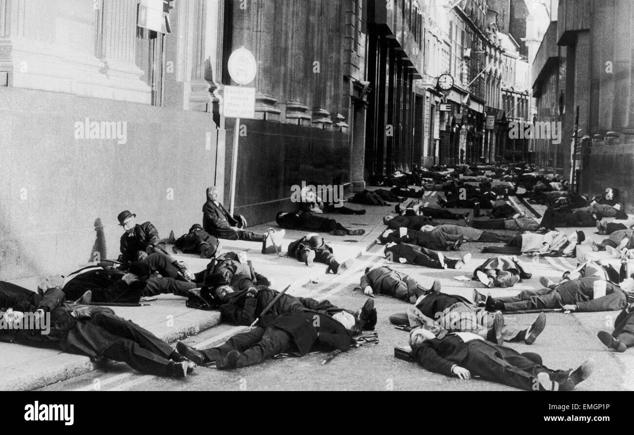 Città gents attori sono invitati a sdraiarsi dai servizi di manodopera Commissione. Parte di un piano pubblicitario per ottenere la nazione torna sui suoi piedi nuovamente. 3 gennaio 1983 Foto Stock