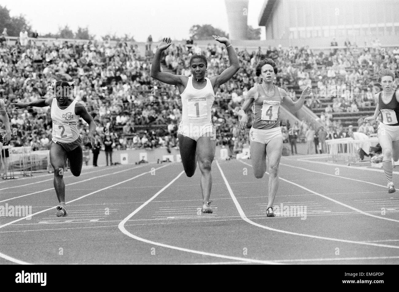 British atleta Sonia Lannaman alza le braccia nella celebrazione come lei attraversa la linea del traguardo per vincere le donne a 100 metri di gara al Crystal Palace. Il 26 giugno 1977. Foto Stock