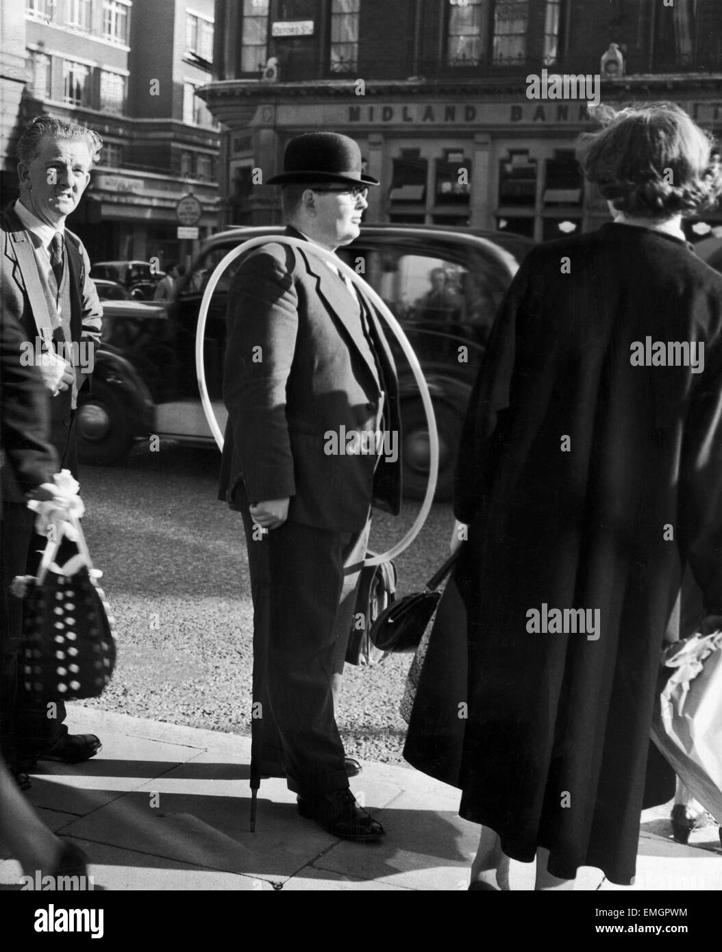 Signor M W Q Walker con la sua hula hoop che egli ha acquistato presso magazzini Selfridges in Oxford Street. Il 2 ottobre 1958. Foto Stock