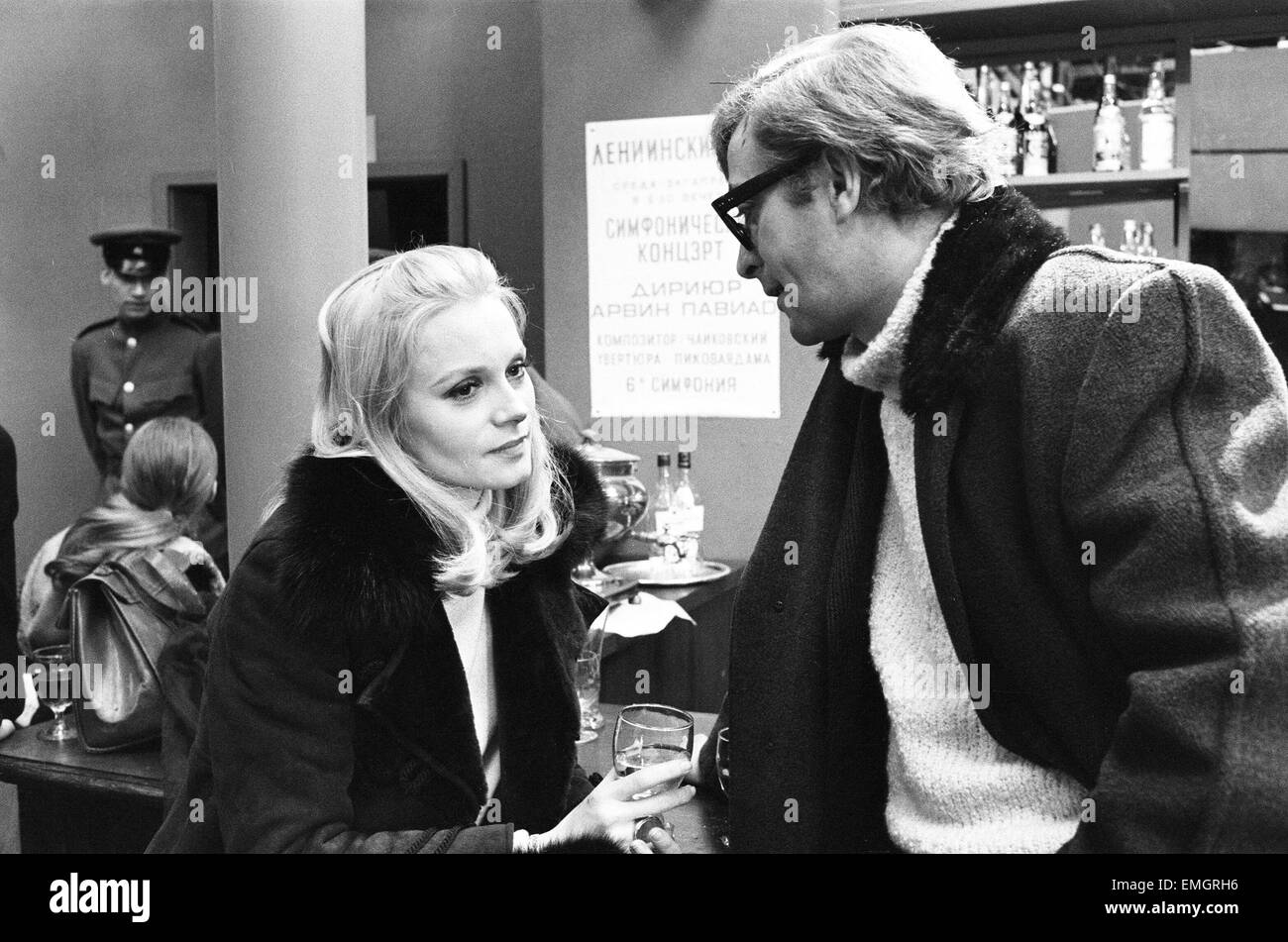 Michael Caine e Francoise Dorleac filmare 'miliardi di dollari di cervello' al Pinewood Studios. Il 2 aprile 1967. Foto Stock