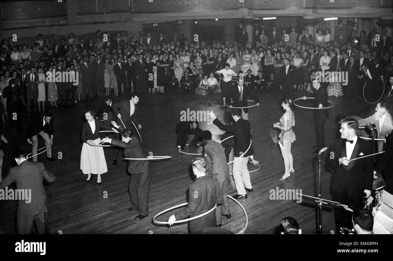 Il Daily Mirror team di hula hoop ragazze hanno dato il loro primo dimostrazione a Hammersmith Palais. Dopo la dimostrazione con le ragazze, i membri del pubblico sono state invitate ad avere un andare. Il 3 ottobre 1958. Foto Stock