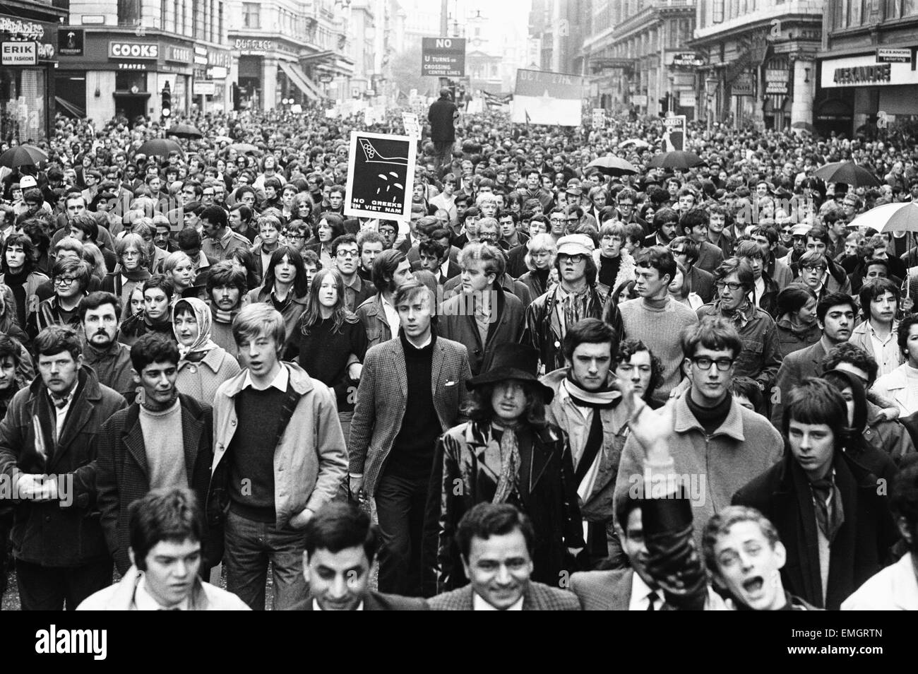 La folla di manifestanti fanno la loro strada fino il trefolo nel centro di Londra durante una dimostrazione di massa contro la guerra nel Vietnam. 27 ottobre 1968. Foto Stock