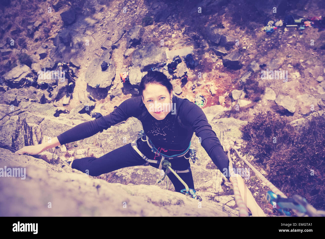 In stile vintage immagine filtrata di una giovane donna parete di arrampicata. Foto Stock