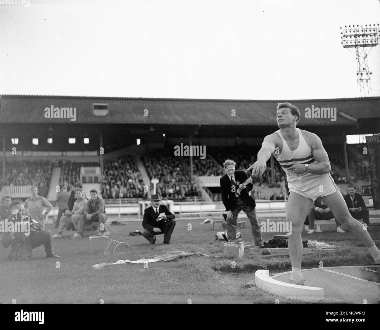 British giochi di atletica a Città Bianca. 21 enne Arthur Rowe in azione durante l'evento shotput. Il 17 agosto 1959. Foto Stock