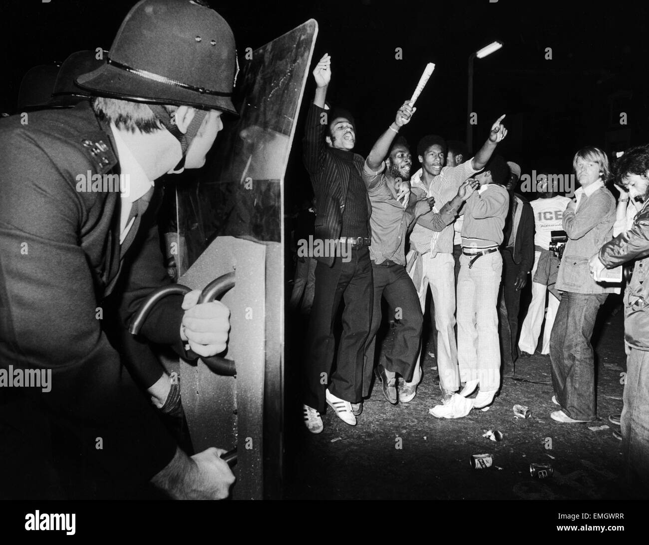 Poliziotti hanno visto qui la distribuzione di scudi antisommossa come razzi di errore fino alla fine del 1978 carnevale di Notting Hill. 28 Agosto 1978 Foto Stock