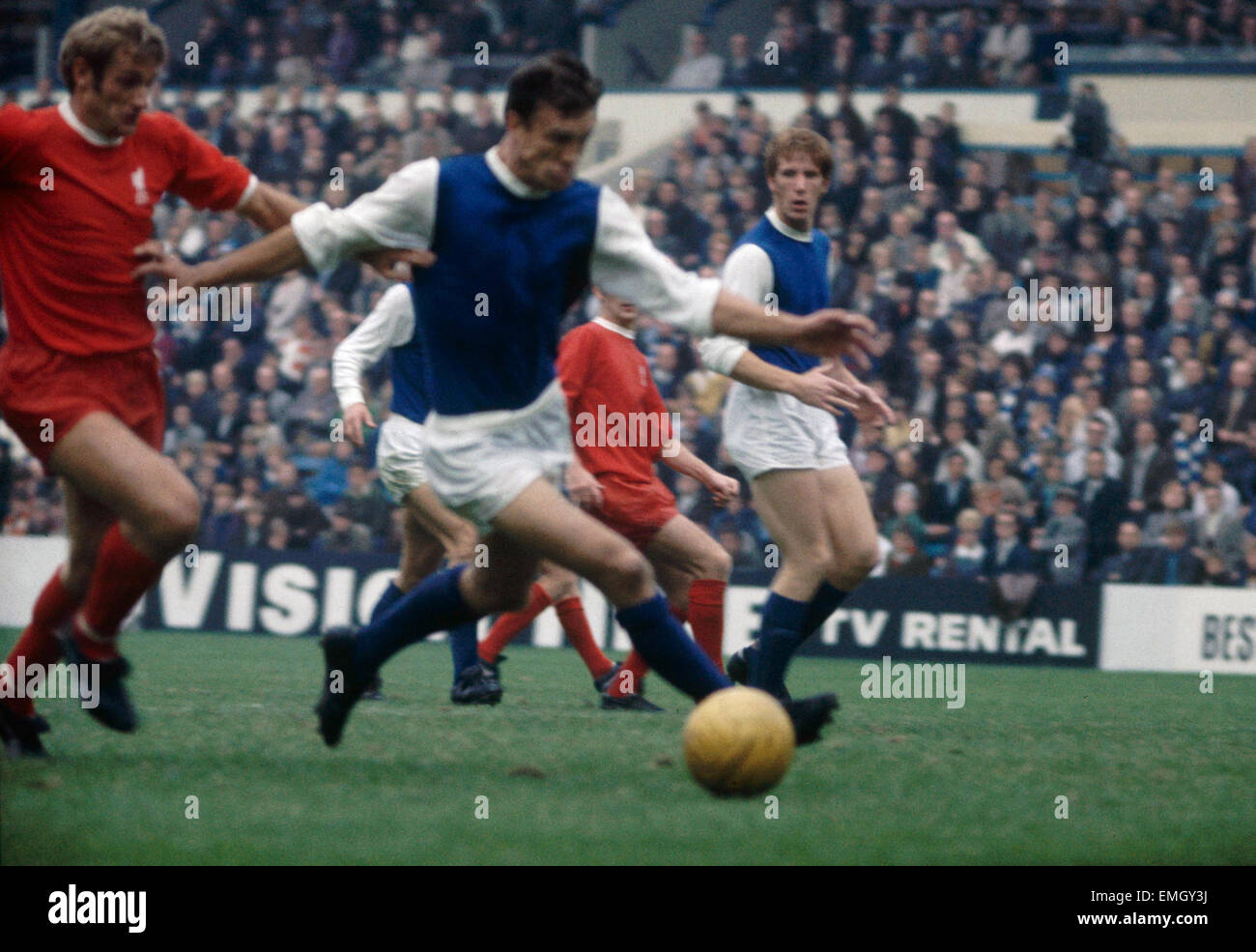 English League Division One corrispondono a Hillsborough. Sheffield mercoledì 1 v Liverpool 1. Gerry giovani di mercoledì sfidati per la palla da Roger Hunt. Il 30 agosto 1969. Foto Stock