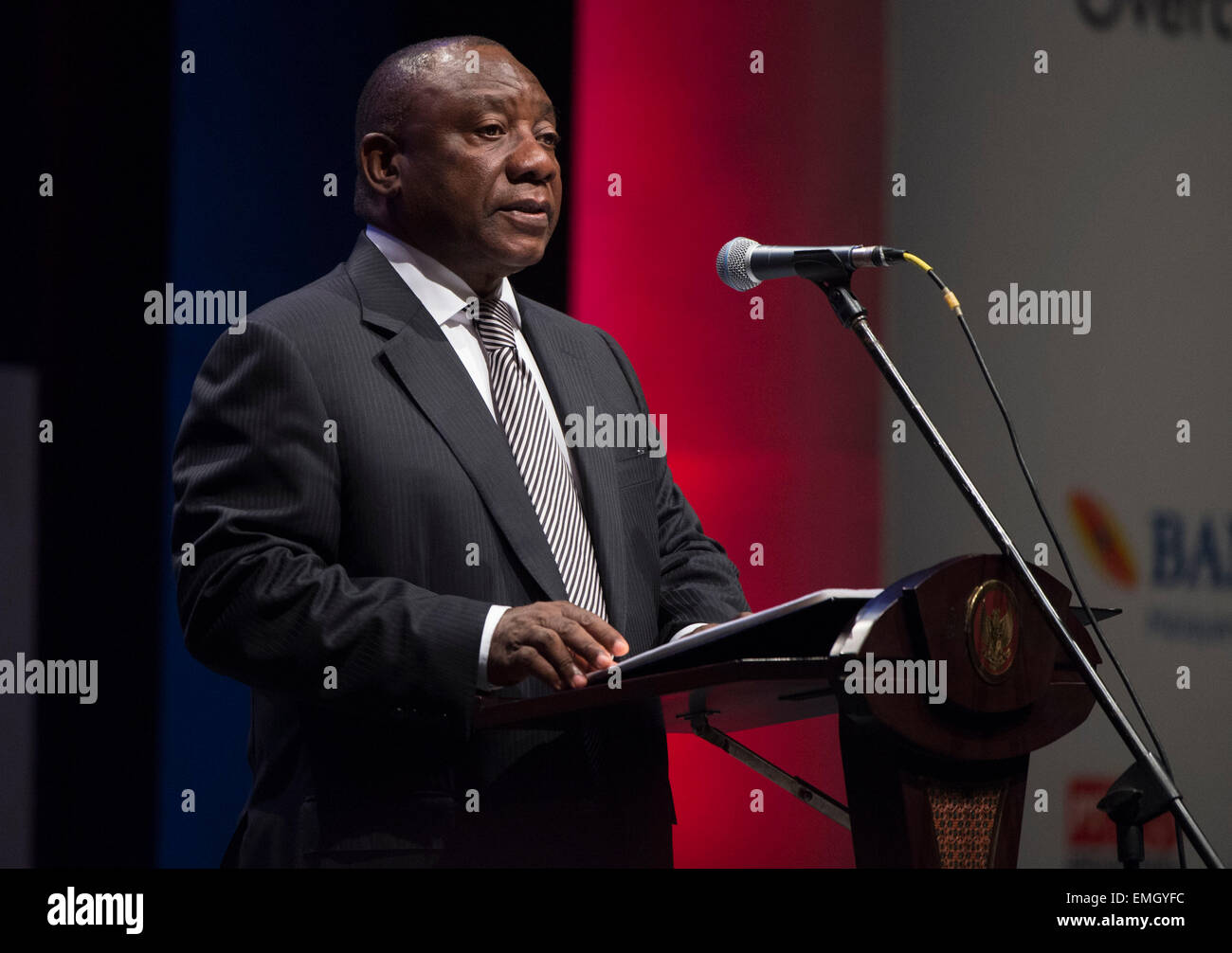 Jakarta, Indonesia. Xxi Aprile, 2015. Sud Africa Vice Presidente Matamela Cyril Ramaphosa risolve il Asian African Business Summit a Jakarta, Indonesia, il 21 aprile 2015. L'Asian African Business Summit (AABS) iniziato qui il martedì mattina con il tema ' realizzazione di Asia-Africa Partenariato per il progresso e la prosperità. ' Credito: Lui Siu Wai/Xinhua/Alamy Live News Foto Stock