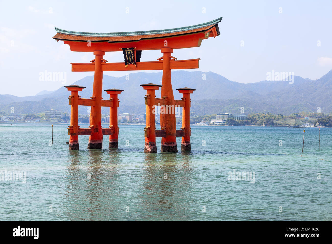 Sacra porta torii sull'isola di Miyajima (Itsukushima) durante l'alta marea, Giappone Foto Stock