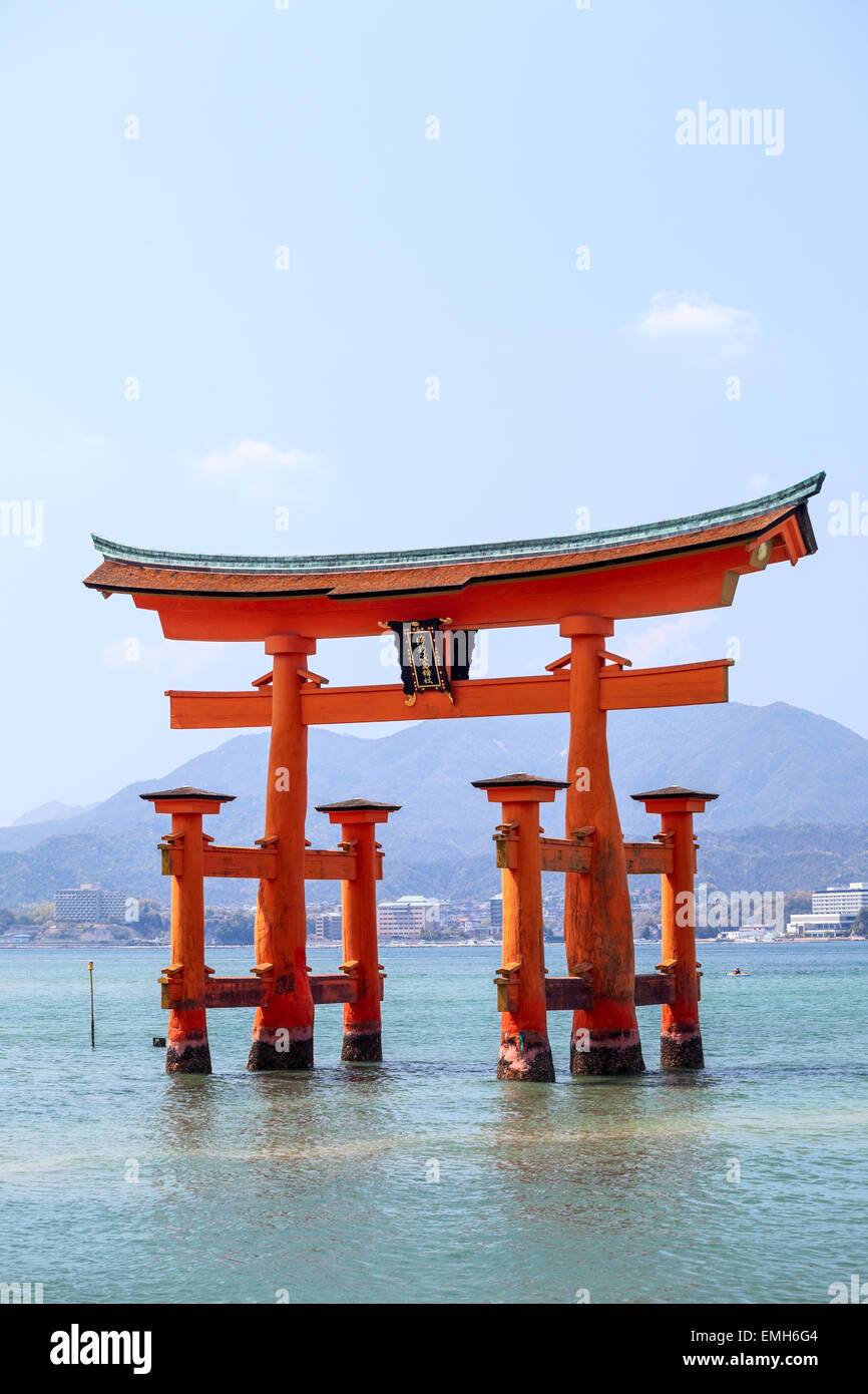 Rosso torii sacro santuario di Itsukushima nel mare ad alta marea. L'isola di Miyajima, Giappone Foto Stock