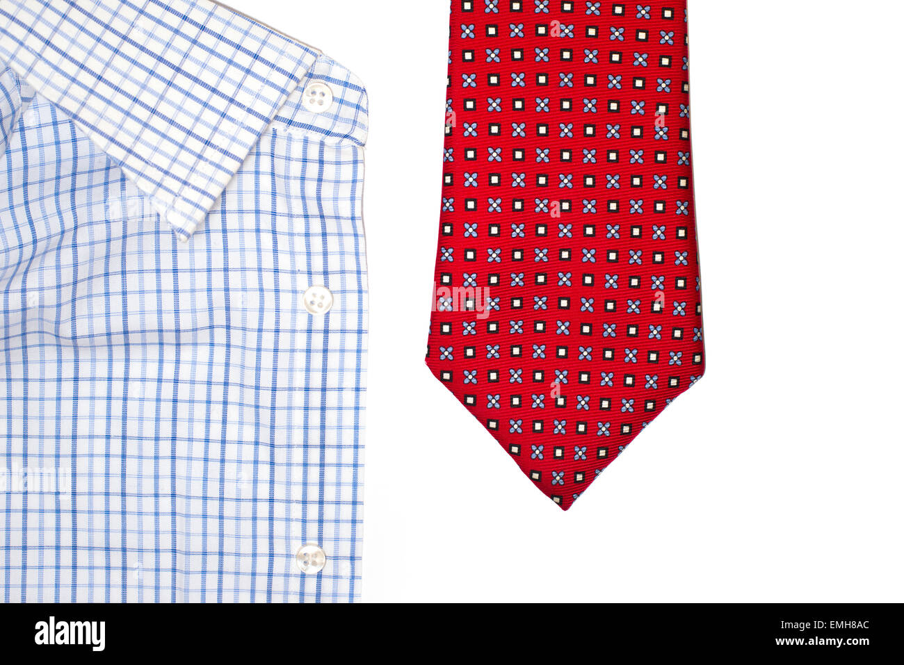 Cravatta rossa e plaid shirt su sfondo bianco Foto Stock