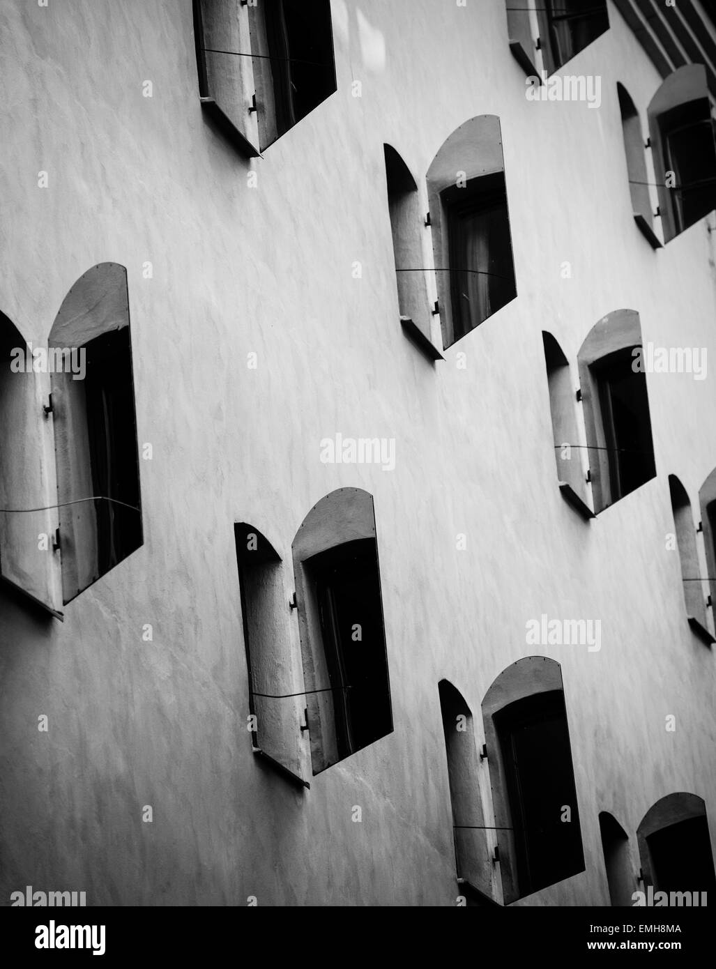 Facciata del vecchio edificio con metallo di persiane alle finestre in Gamla Stan (Citta' Vecchia), Stoccolma, Svezia. Foto Stock