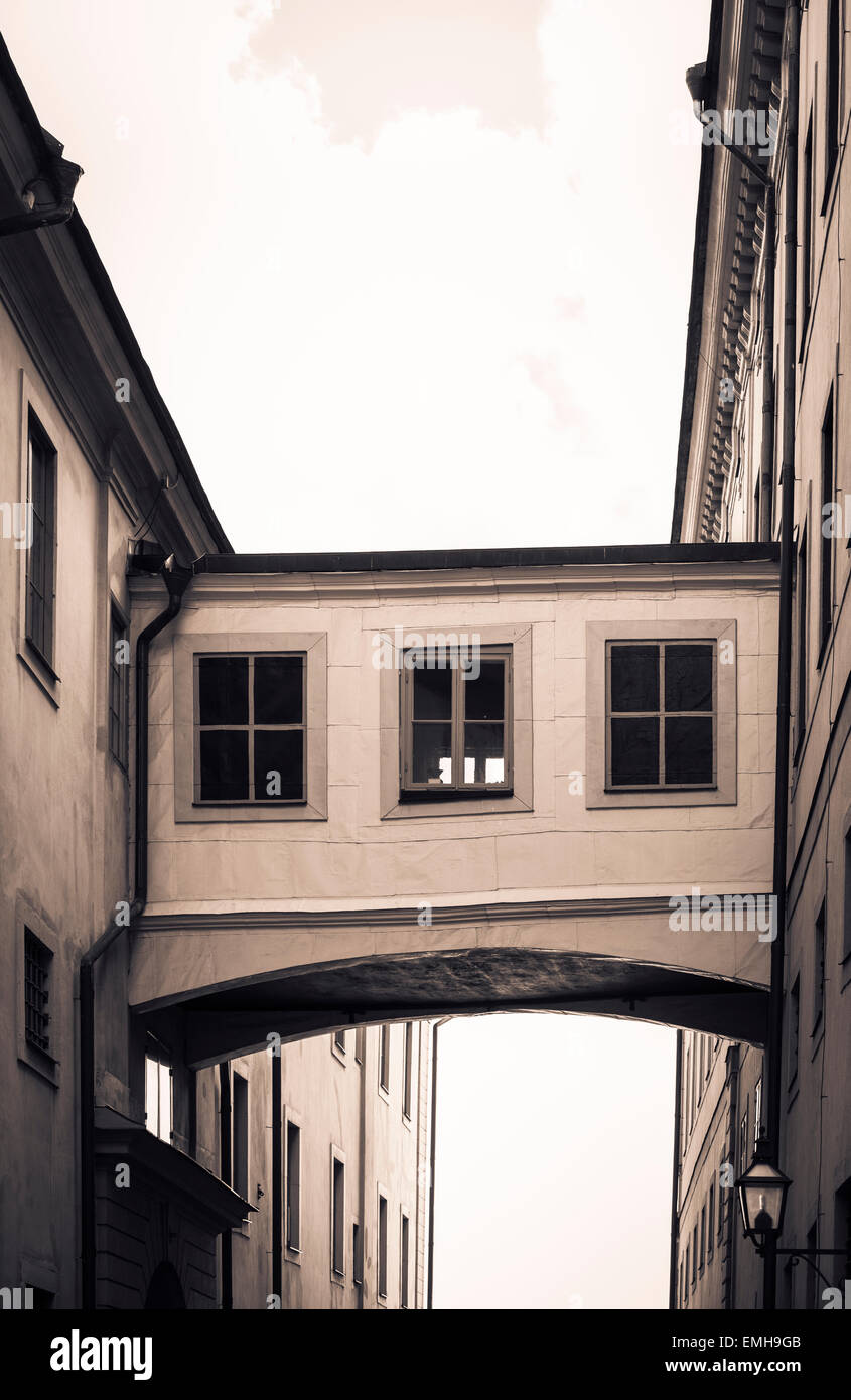 Vecchi edifici di Gamla Stan (Citta' Vecchia), Stoccolma, Svezia. Le case sono collegate da un ponte che è una parte dell'edificio. Foto Stock