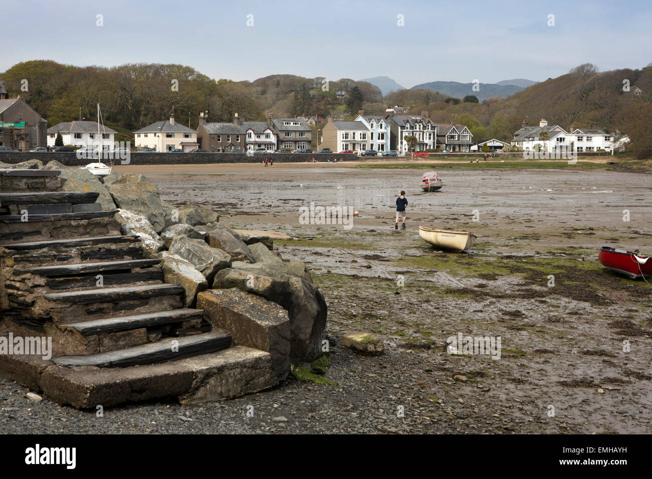 Regno Unito Galles, Gwynedd, Porthmadog, Borth-Y-Gest, ragazzo in porto a bassa marea Foto Stock