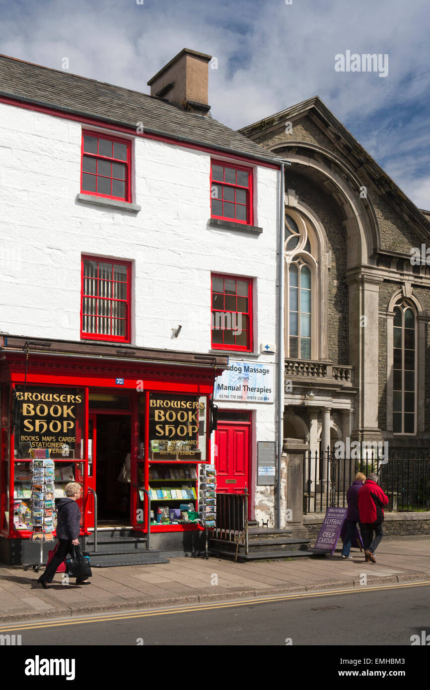 Regno Unito Galles, Gwynedd, Porthmadog, High Street, Browser's Book shop e la Cappella Foto Stock