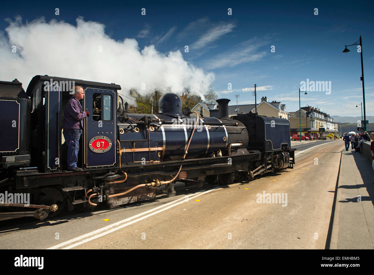 Regno Unito Galles, Gwynedd, Porthmadog, Gallese ferrovia di montagna NGG 16 classe Beyer-Garratt locomotore attraversando la strada Foto Stock