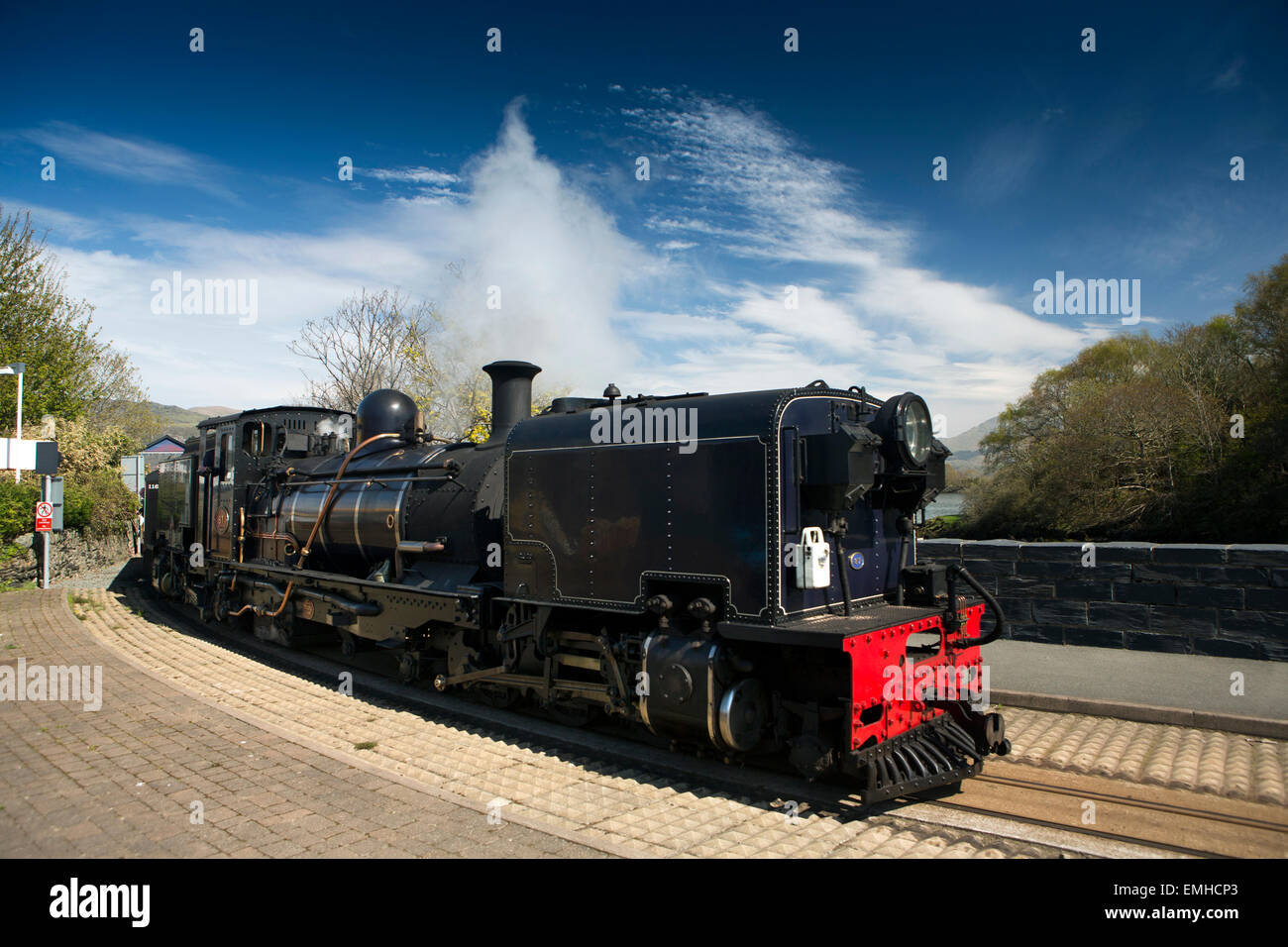 Regno Unito Galles, Gwynedd, Porthmadog, Gallese ferrovia di montagna in treno stazione di avvicinamento Foto Stock