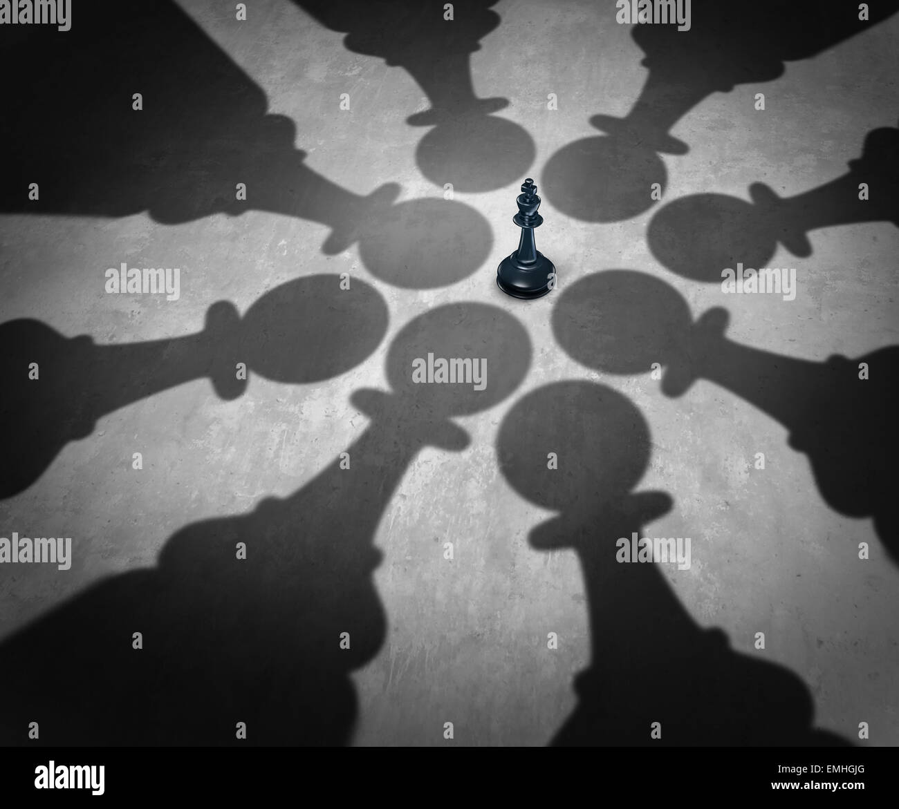 Vincere insieme il team aziende simbolo teaming in su per sconfiggere un potente avversario con otto scacchi pedine che circonda il concorso la formazione di un forte partenariato che riesce al di sopra del re come una vincente strategia di gruppo. Foto Stock