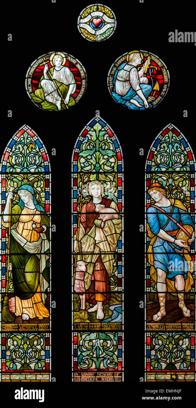 Victorian vetro macchiato progettato da Henry Holiday nella chiesa parrocchiale di Keswick San Giovanni, Cumbria, England, Regno Unito Foto Stock