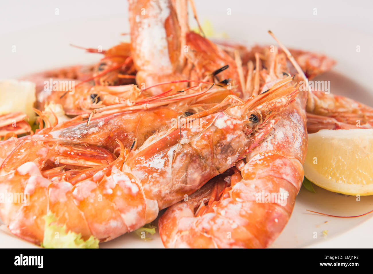 Lessate e gli scampi alla griglia con limone Foto Stock
