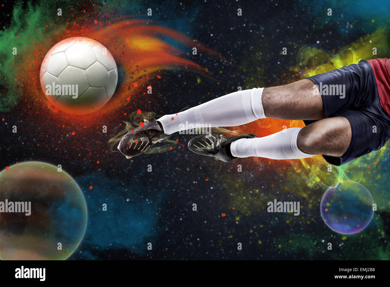 Il calcio o il giocatore di calcio sul campo nella parte anteriore dello spazio Foto Stock