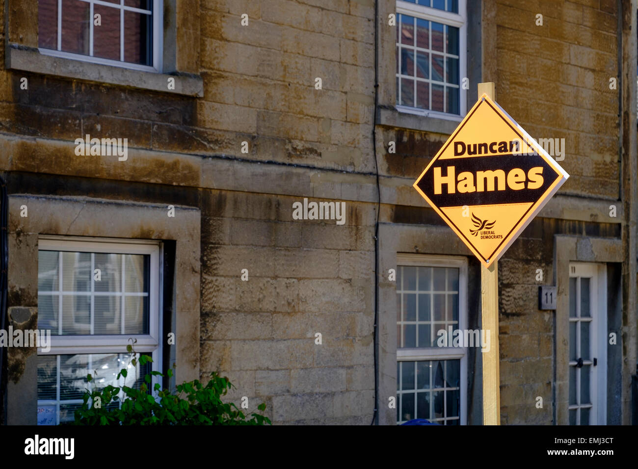 Chippenham, Regno Unito. Xxi Aprile, 2015. Una targhetta di campagna per il gruppo del Partito europeo dei liberali democratici 2015 candidato parlamentare Duncan finimenti è raffigurato in Chippenham. Signor finimenti ha vinto il sedile nel 2010 con una maggioranza di 0f 2470 (4,7%),il sedile viene visto come marginale ed è un grande obiettivo per i conservatori. Credito: lynchpics/Alamy Live News Foto Stock