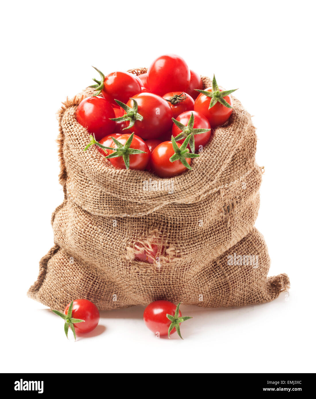 I pomodori in borsa di tela isolati su sfondo bianco Foto Stock