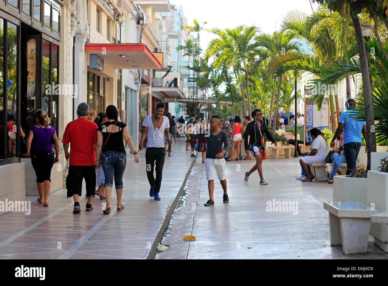 Scena di strada giovani cubani, uomini e donne nella zona dello shopping di Cienfuegos Cuba Foto Stock