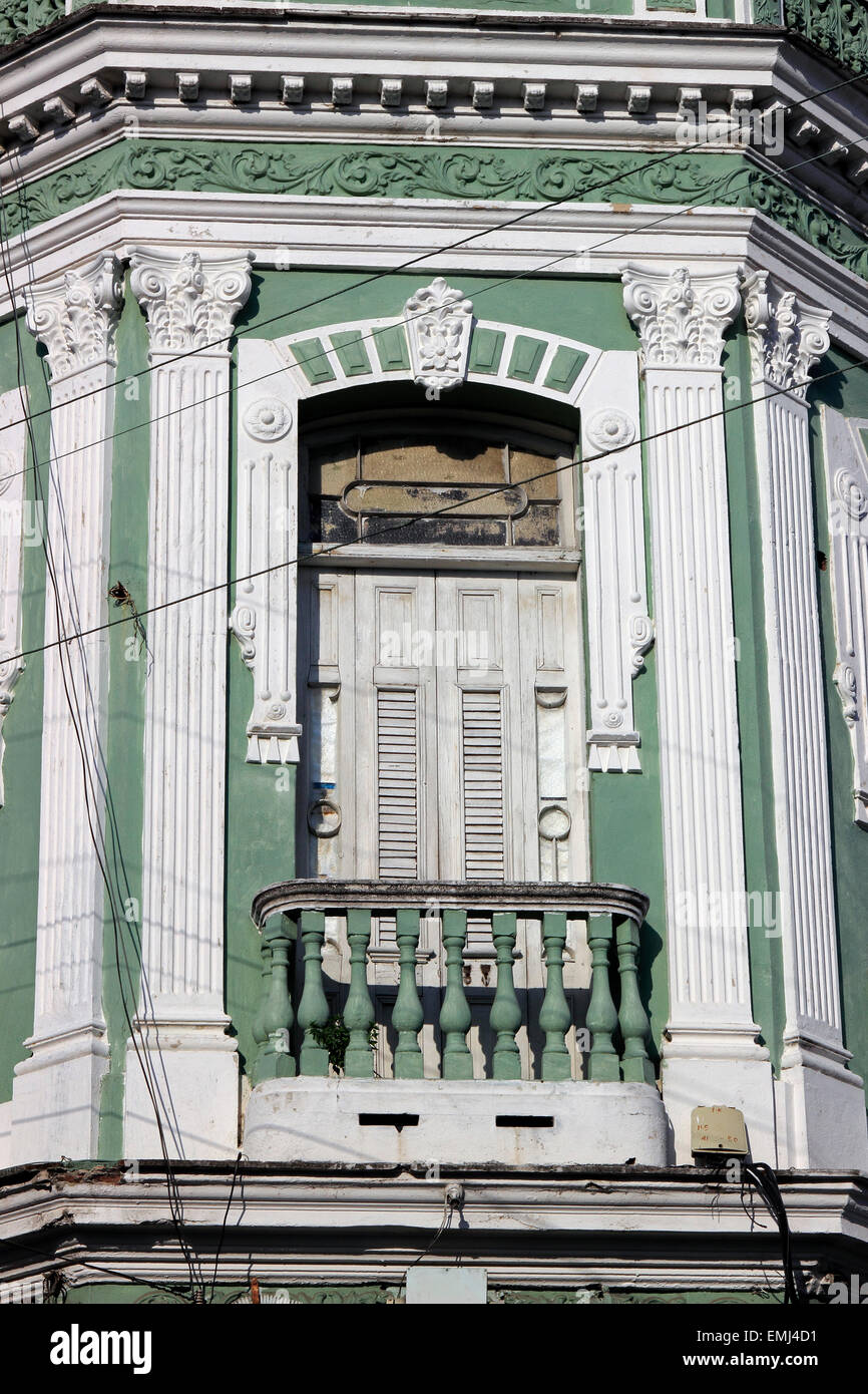 Decadendo era coloniale architettura Cienfuegos Cuba Foto Stock