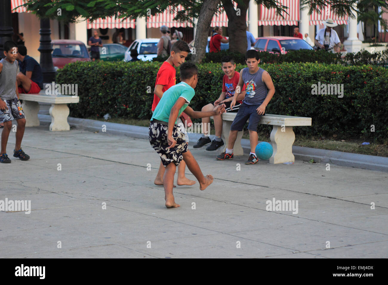Giovani bambini cubani ragazzi che giocano a calcio calcio in Jose Marti Park Cienfuegos Cuba Foto Stock