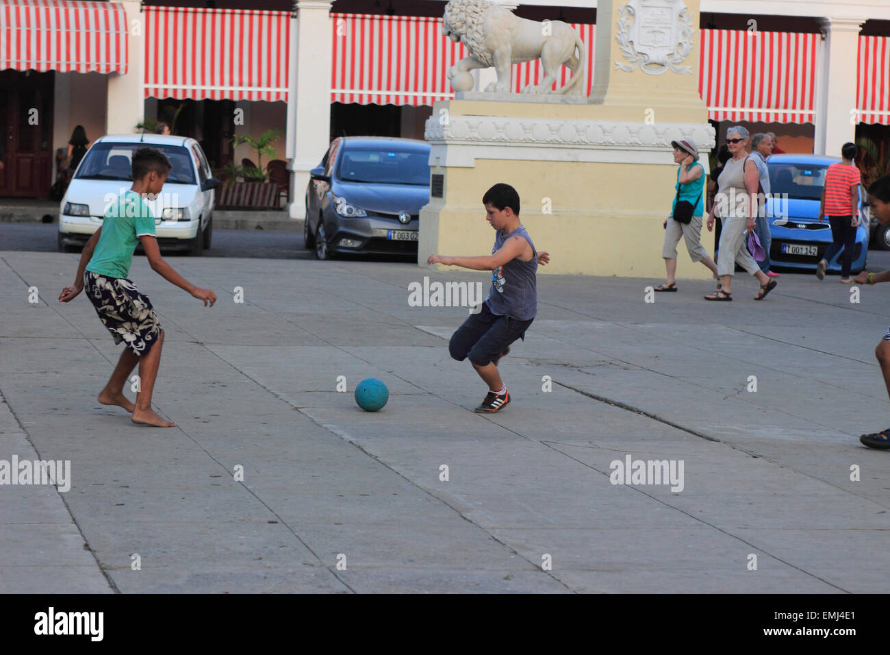 Giovani bambini cubani ragazzi che giocano a calcio calcio in Jose Marti Park Cienfuegos Cuba Foto Stock