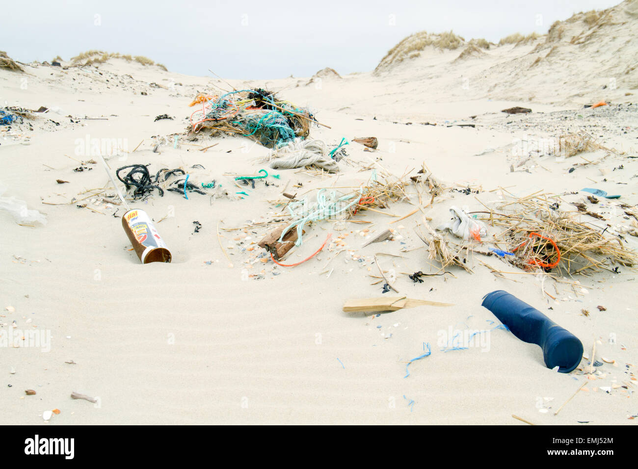 Rifiuti in plastica si è incagliata su una spiaggia Foto Stock Rifiuti in plastica si è incagliata su una spiaggia Foto Stock